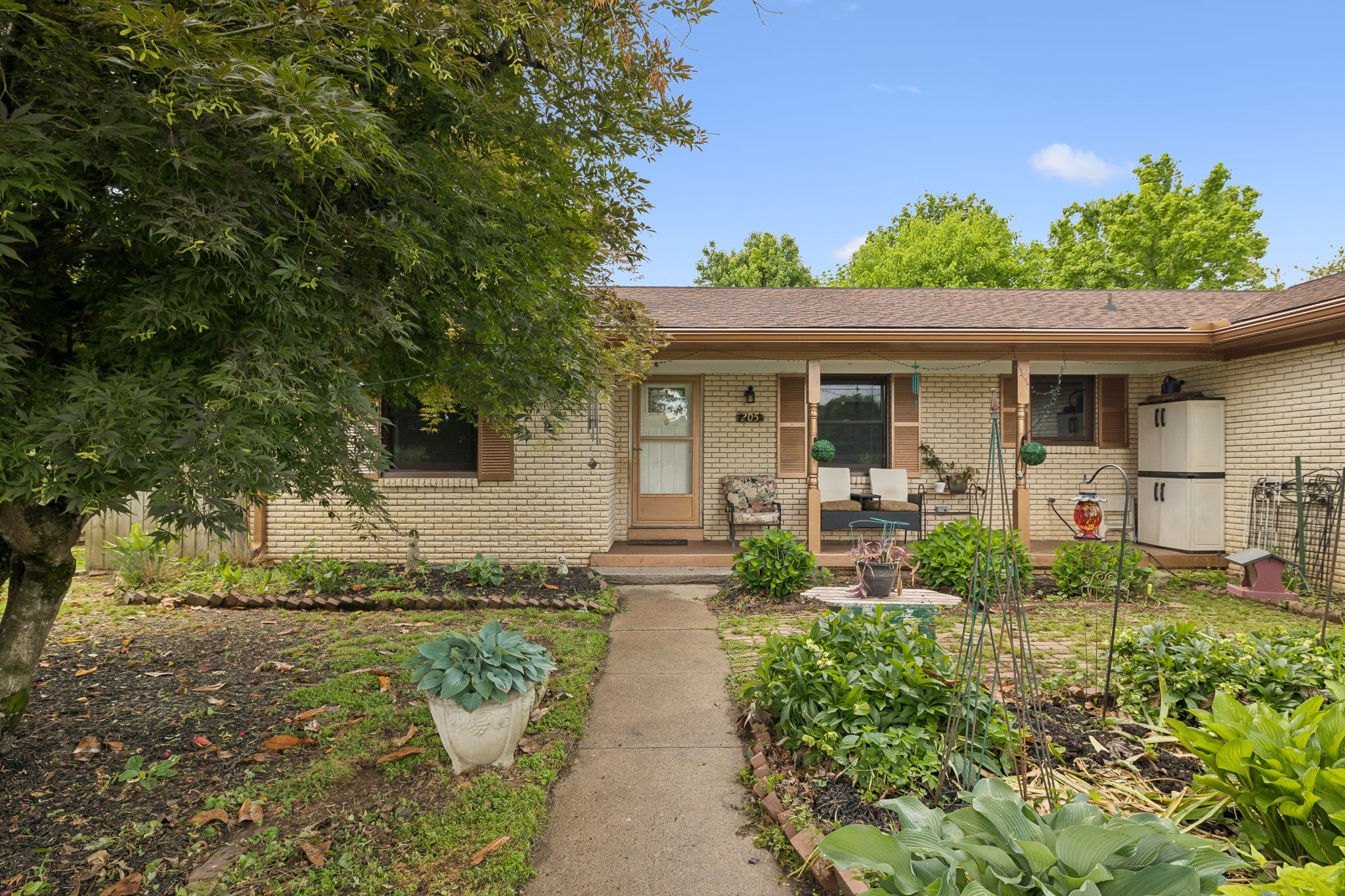205 Riverside Dr N