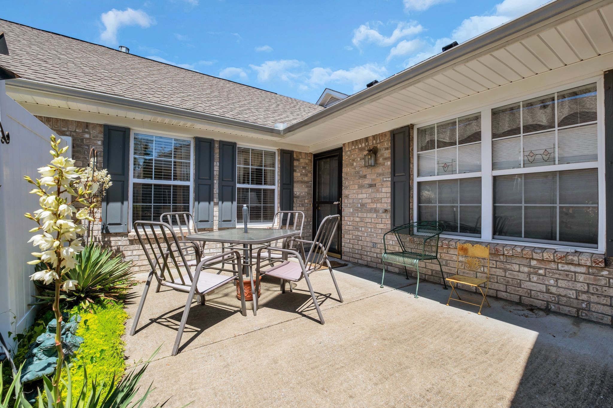 800 S Brown Ln Q2