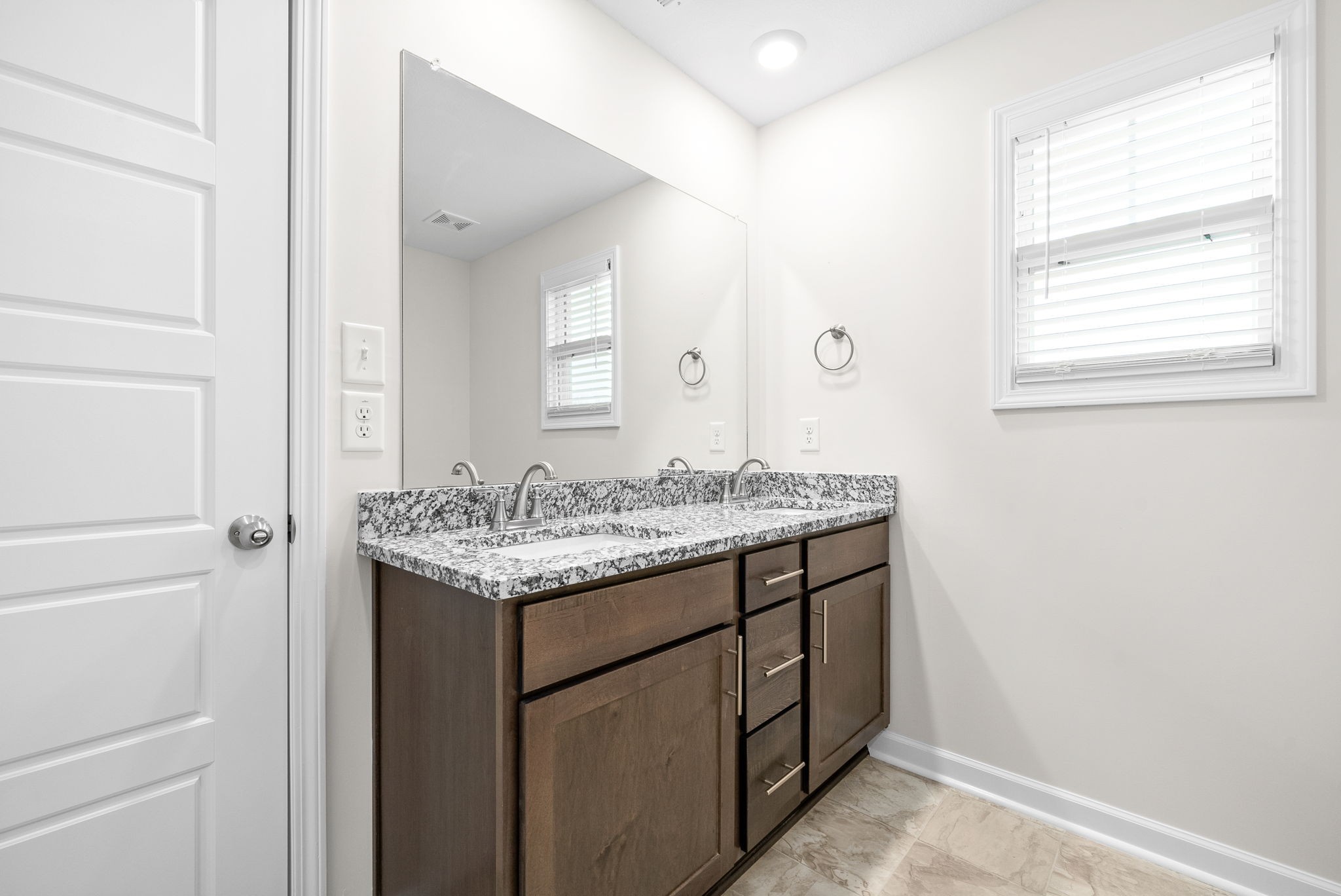 Clarksville, Tennessee 37043, United States, 3 Bedrooms Bedrooms, ,3 BathroomsBathrooms,Residential,Pending,65294