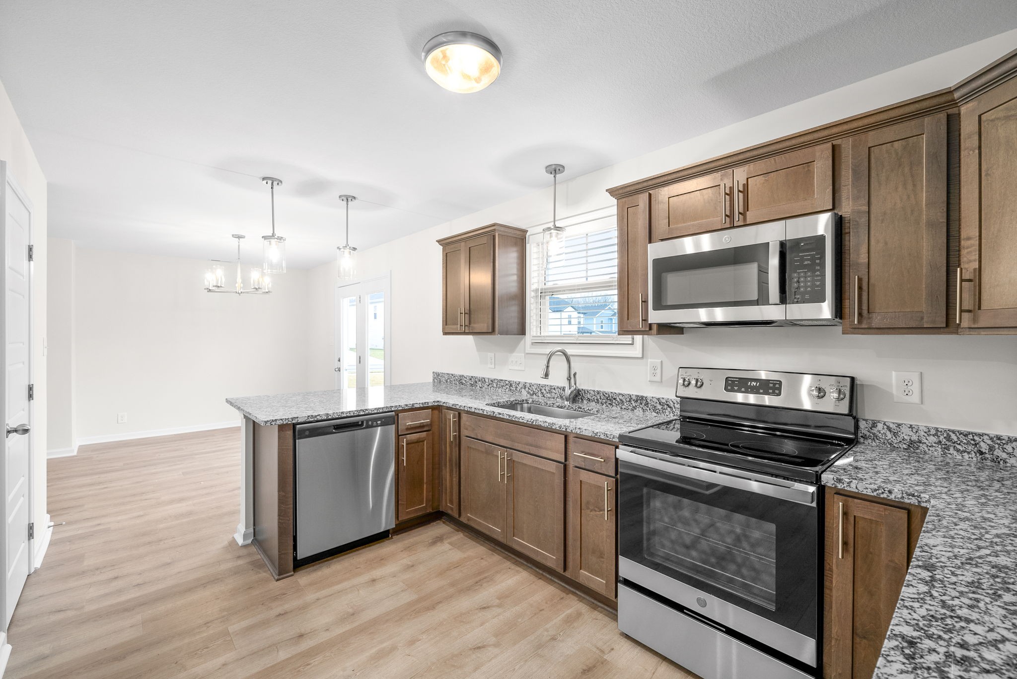 Clarksville, Tennessee 37043, United States, 3 Bedrooms Bedrooms, ,3 BathroomsBathrooms,Residential,Pending,65294