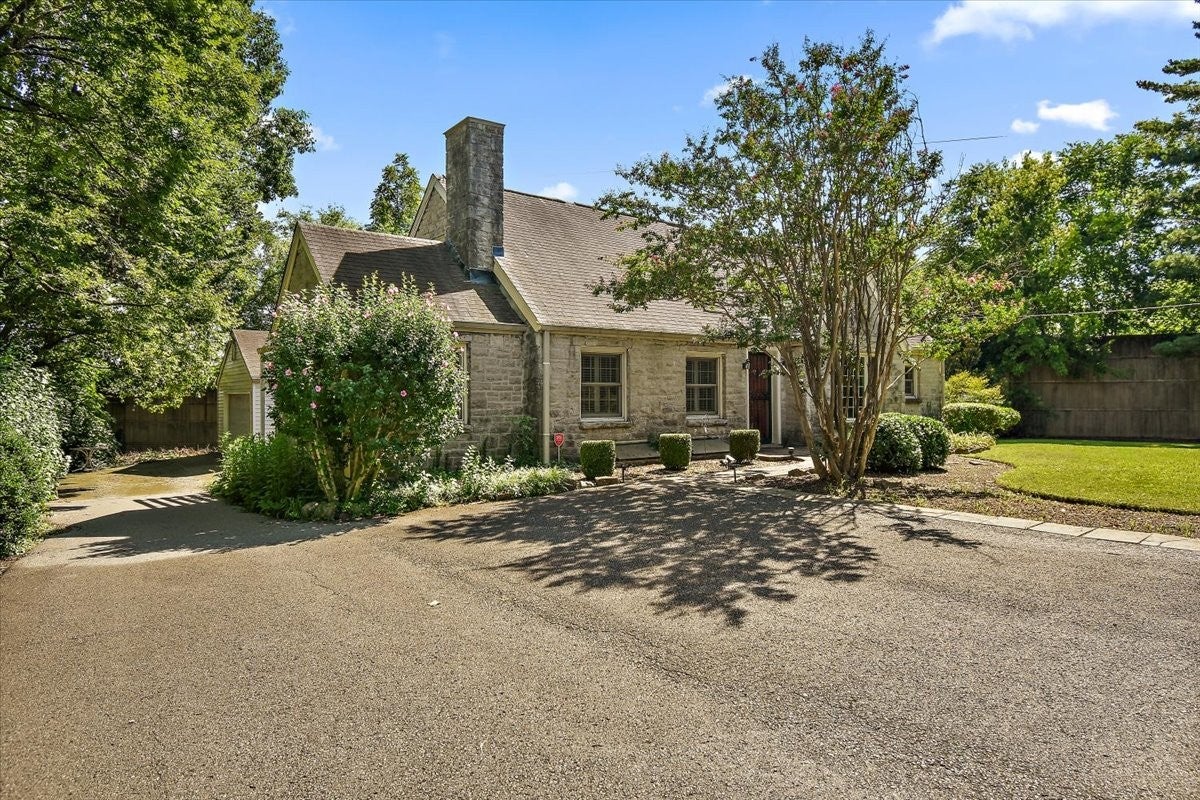 2011 Cedar Ln