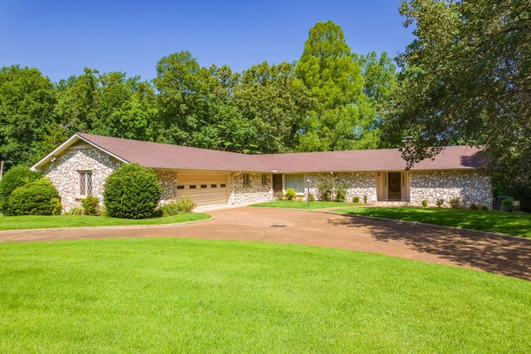 215 EASTERN SHORES DR, LEXINGTON, TN 38351 - Image 3dcd8a2ab40b4e20bfef1cf530da7178/3419361705
