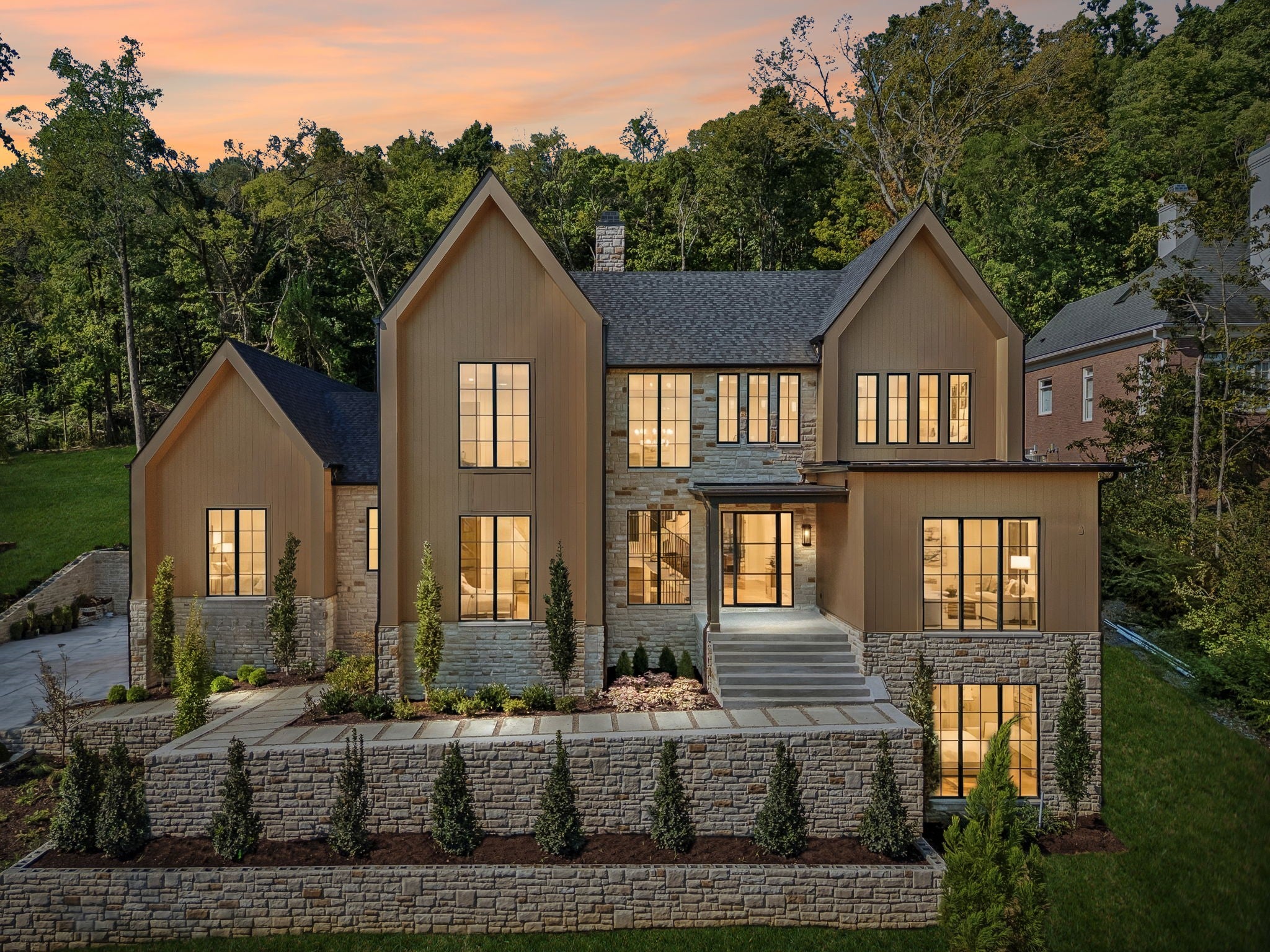 7-bed listing at 541 Turtle Creek Dr, Brentwood