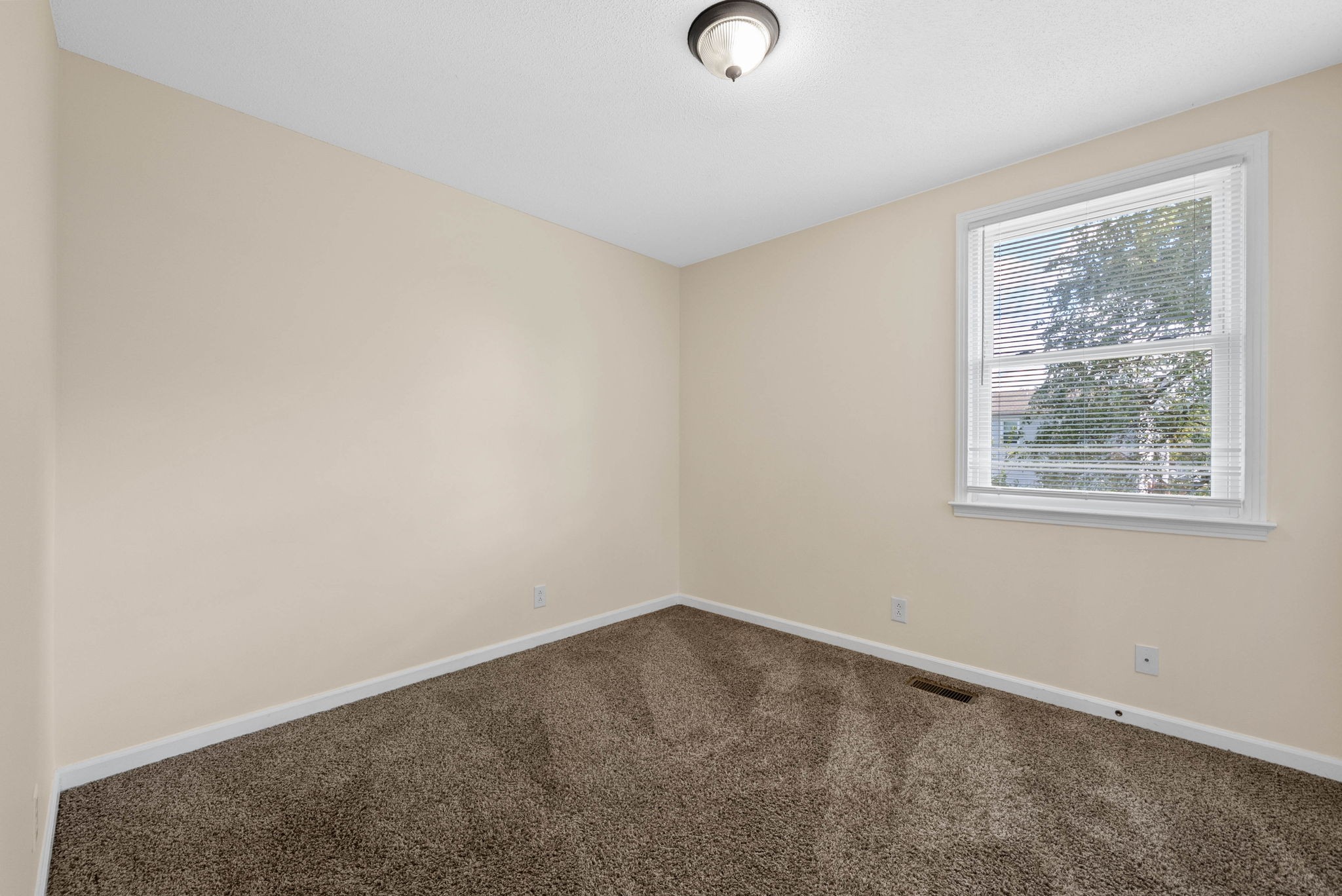 Clarksville, Tennessee 37042, United States, 3 Bedrooms Bedrooms, ,2 BathroomsBathrooms,Residential,Active,240066