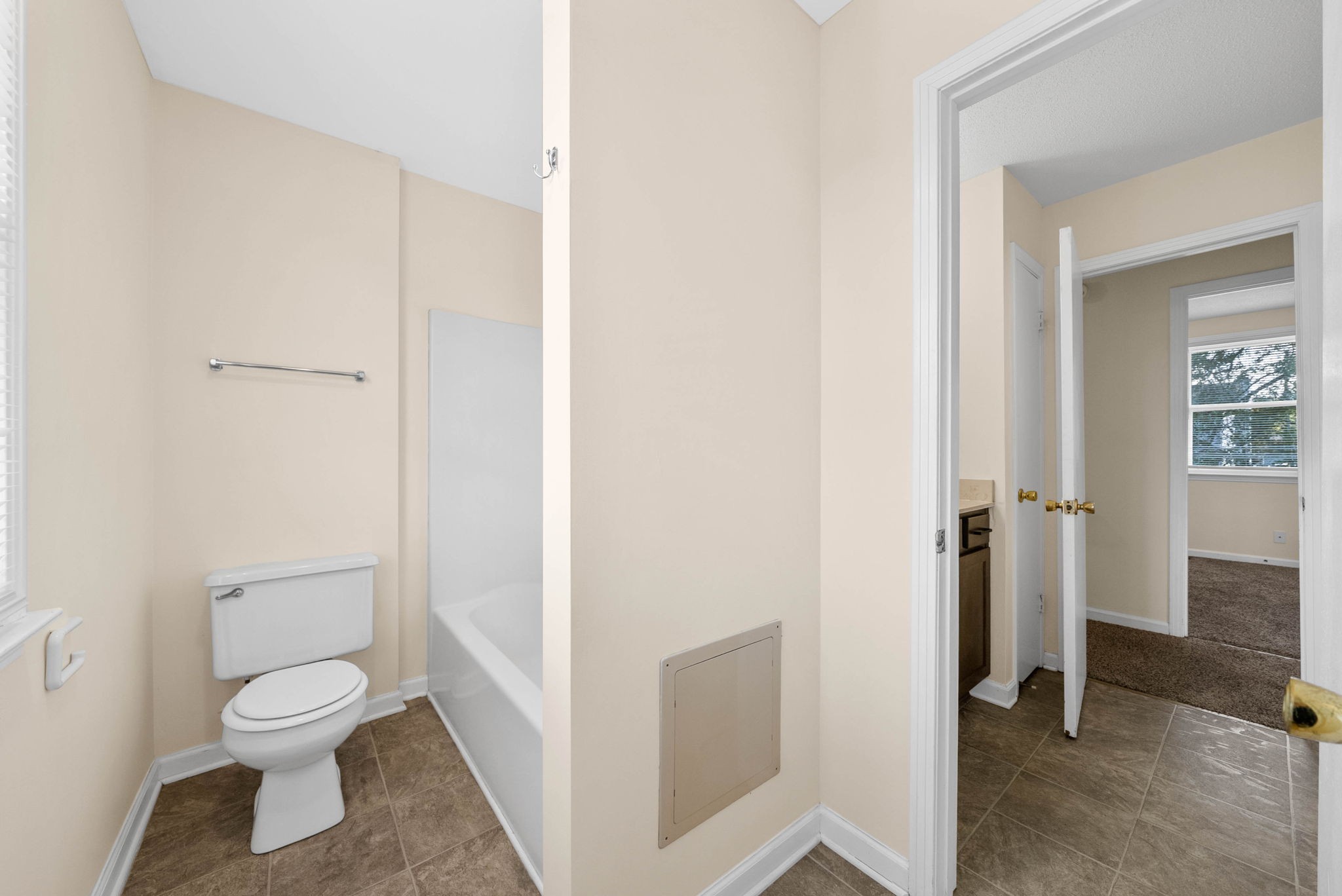 Clarksville, Tennessee 37042, United States, 3 Bedrooms Bedrooms, ,2 BathroomsBathrooms,Residential,Active,240066