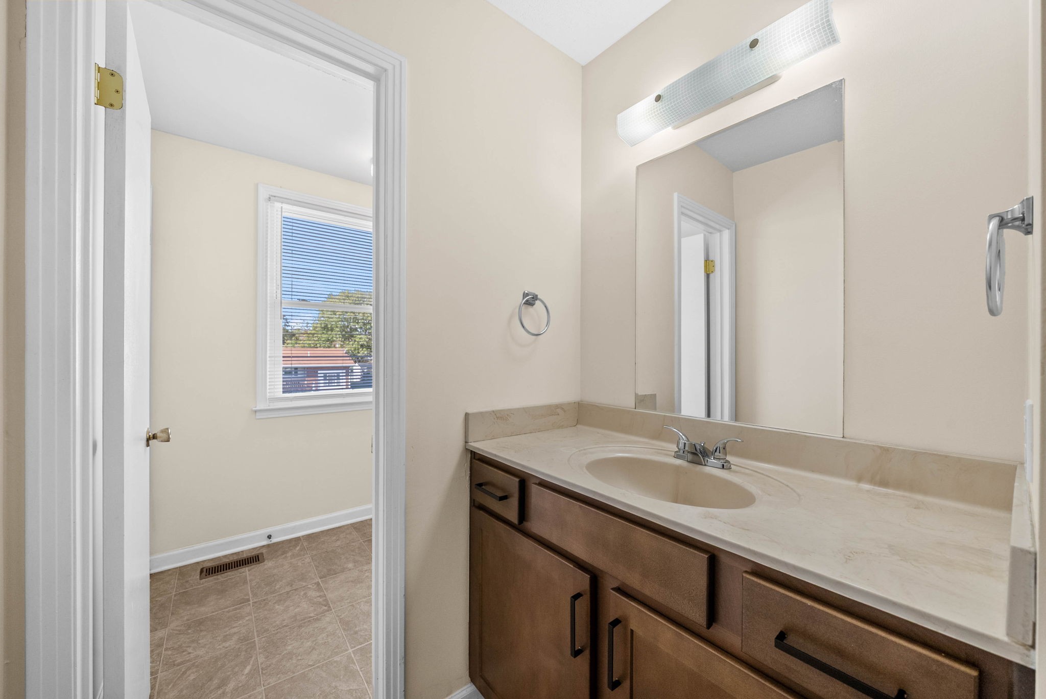 Clarksville, Tennessee 37042, United States, 3 Bedrooms Bedrooms, ,2 BathroomsBathrooms,Residential,Active,240066