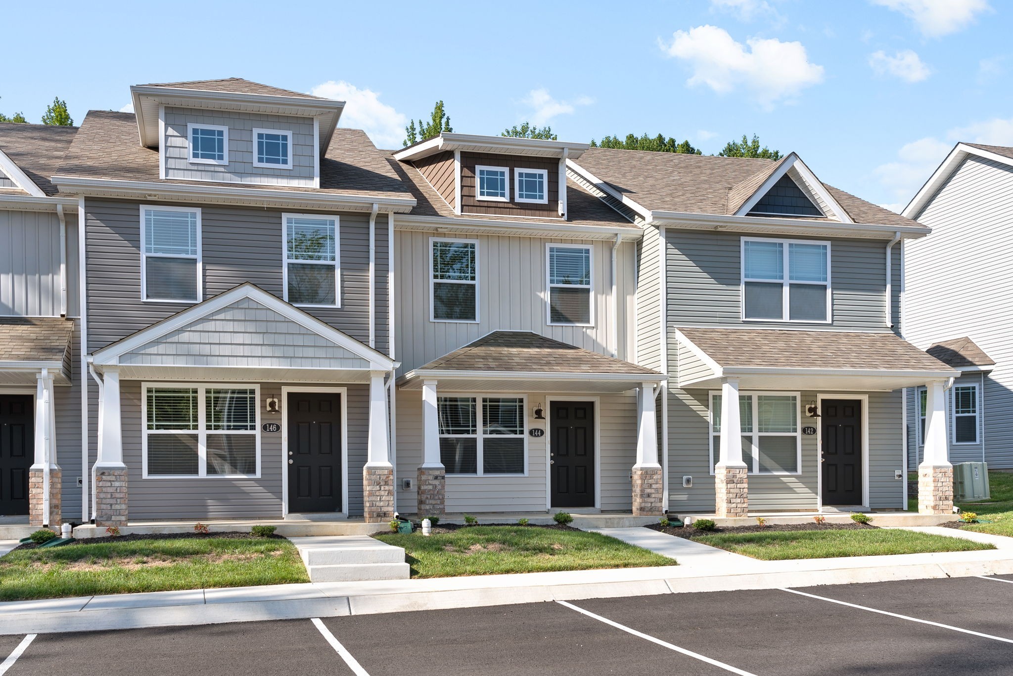 Clarksville, Tennessee 37040, United States, 2 Bedrooms Bedrooms, ,3 BathroomsBathrooms,Residential,Active,136028