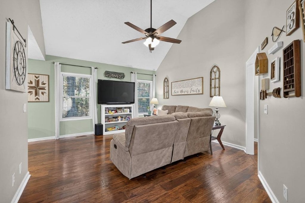 132 Lorien Cir