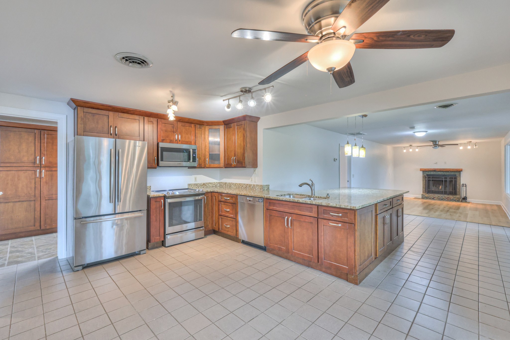 6621 River View Dr