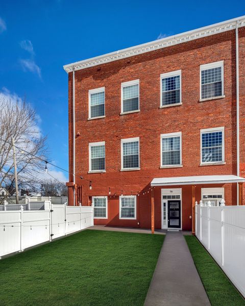 116 N Mulberry St    Red Cap Flats Dickson TN 37055