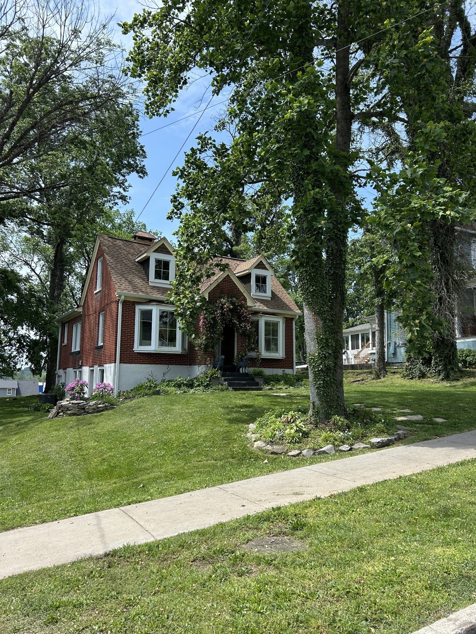 409 W 6th St