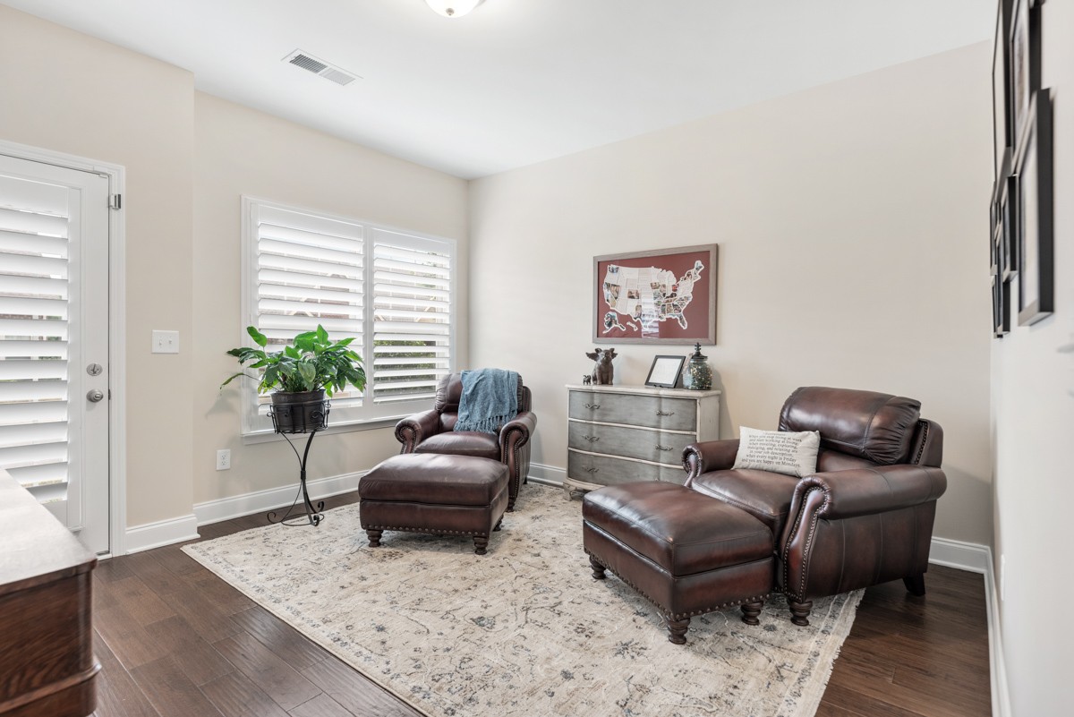 240 Glennister Ct
