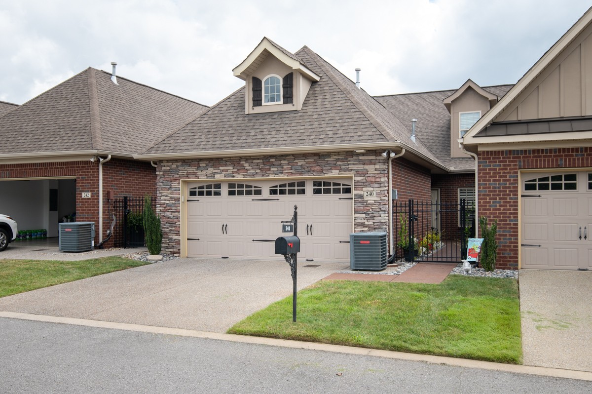 240 Glennister Ct