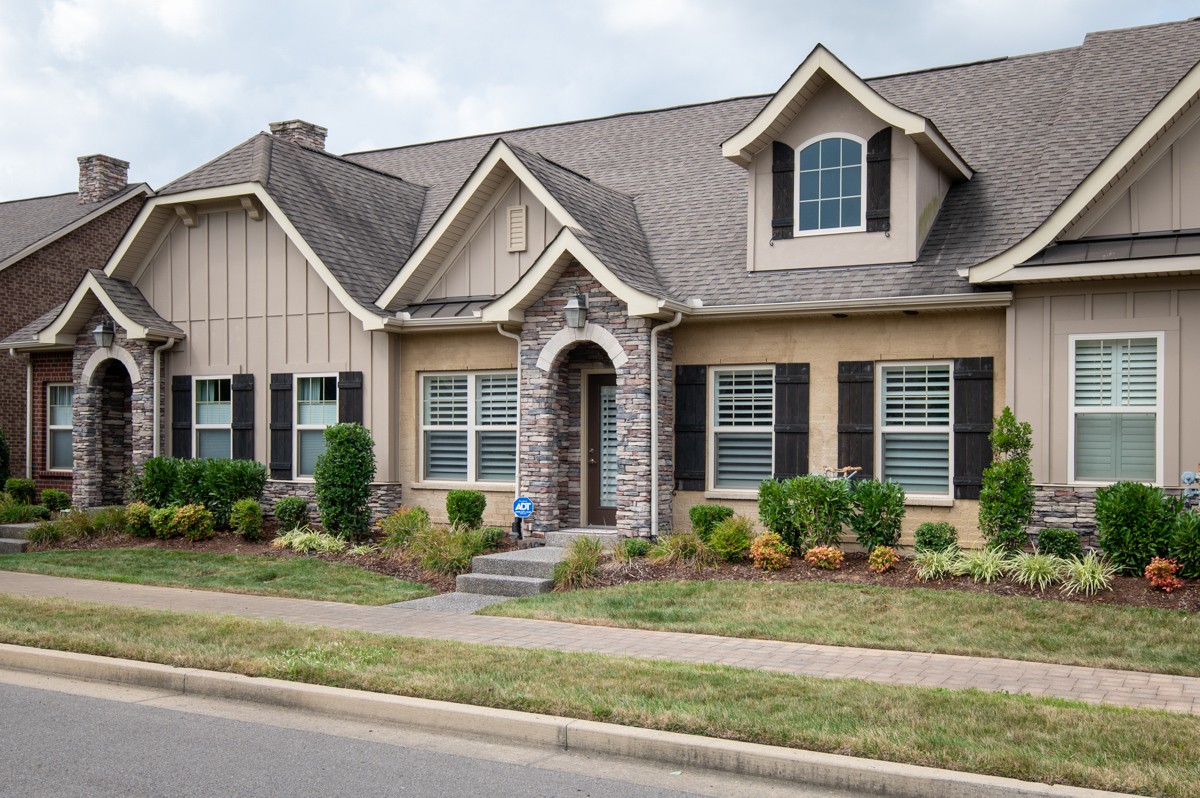 240 Glennister Ct