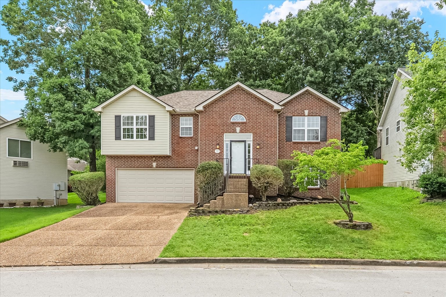 905 Waynewood Ln