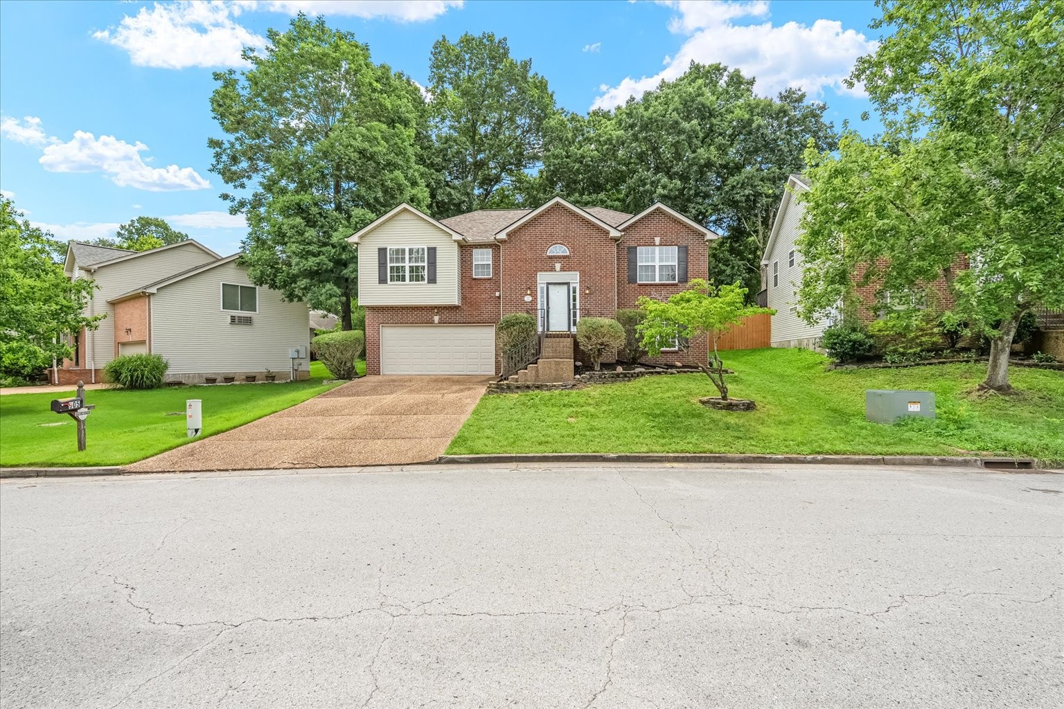 905 Waynewood Ln