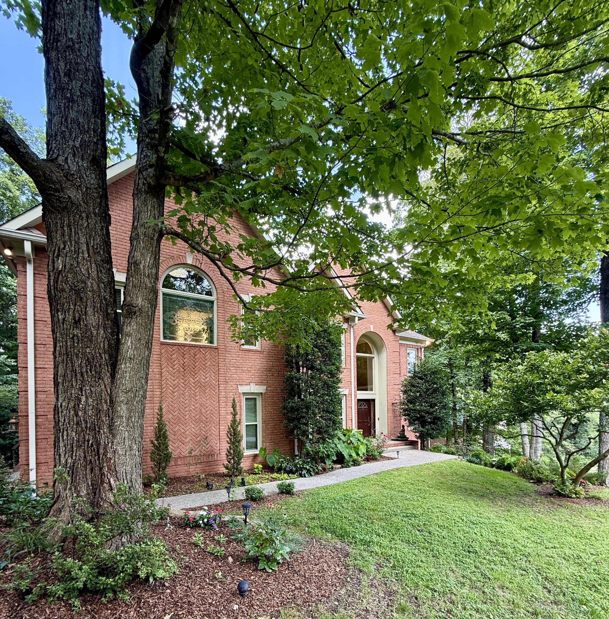 7018 Willowick Dr