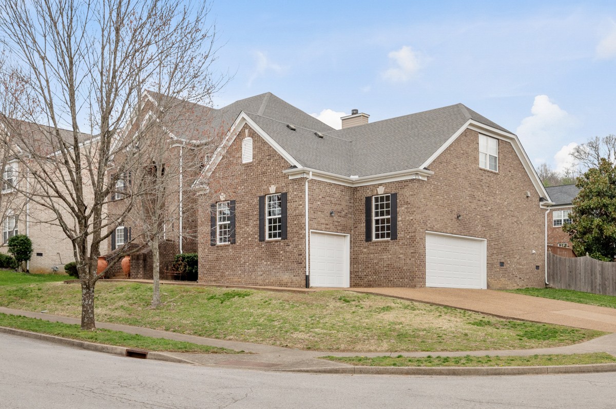 1412 Leeds Dr E