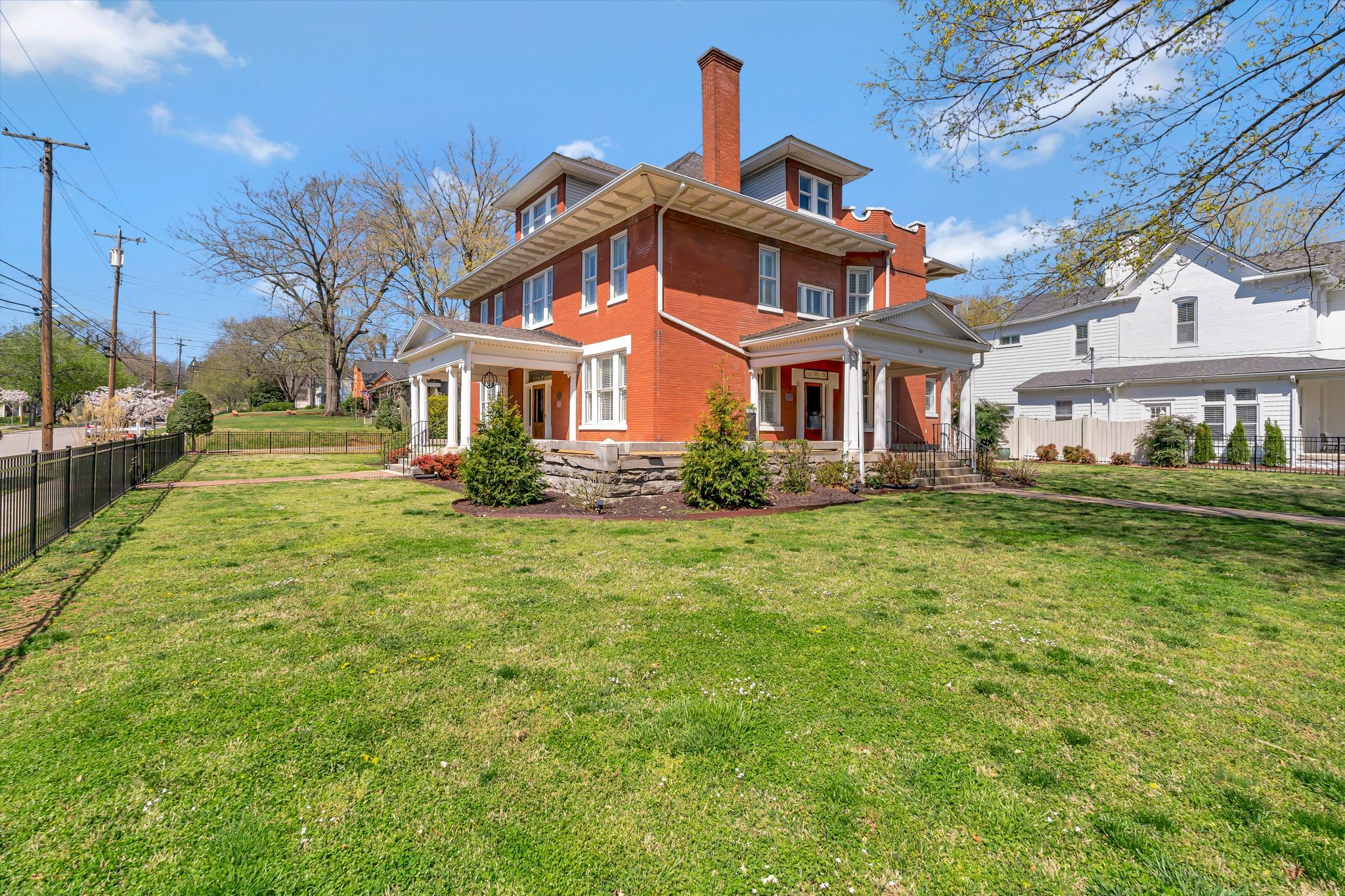 310 W 6th Street