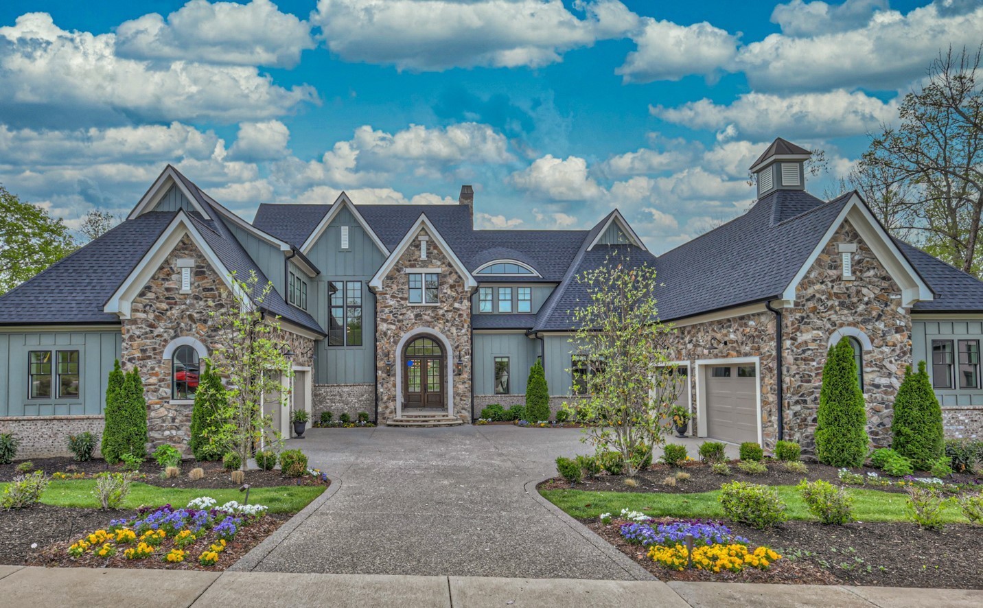 8119 Mountaintop Dr