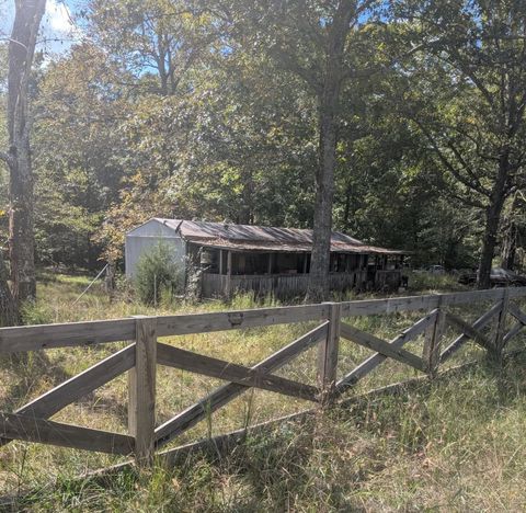 2775 N Hurricane Creek Road Mc Ewen TN 37101