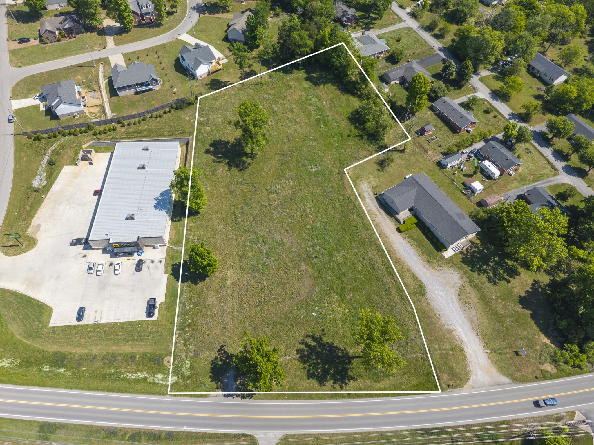 Photo 1 of 14 — 621 McMurry Blvd E, Hartsville, TN 37074