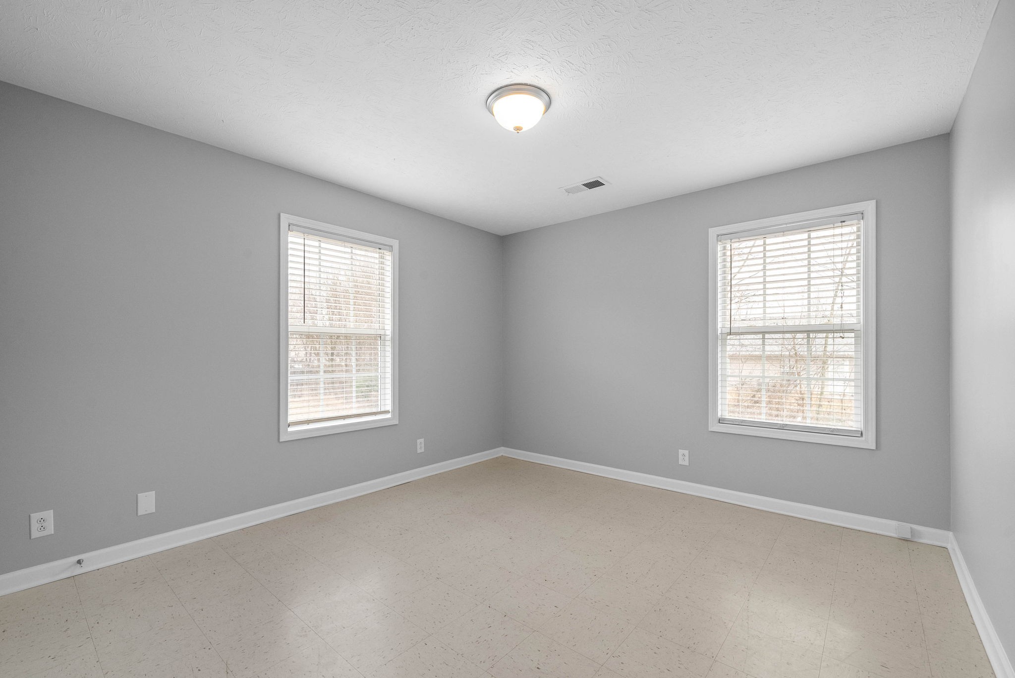 Clarksville, Tennessee 37042, United States, 2 Bedrooms Bedrooms, ,1 BathroomBathrooms,Residential,Active,11301