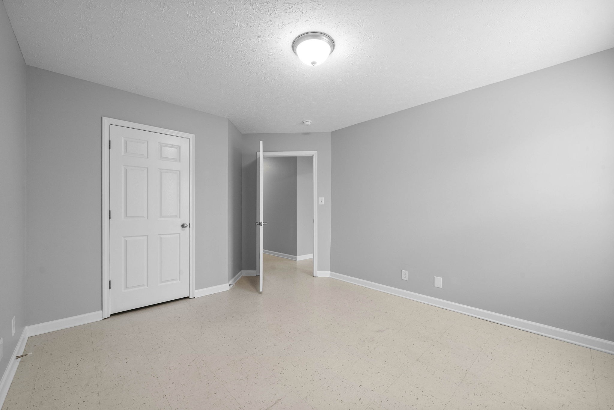 Clarksville, Tennessee 37042, United States, 2 Bedrooms Bedrooms, ,1 BathroomBathrooms,Residential,Active,11301