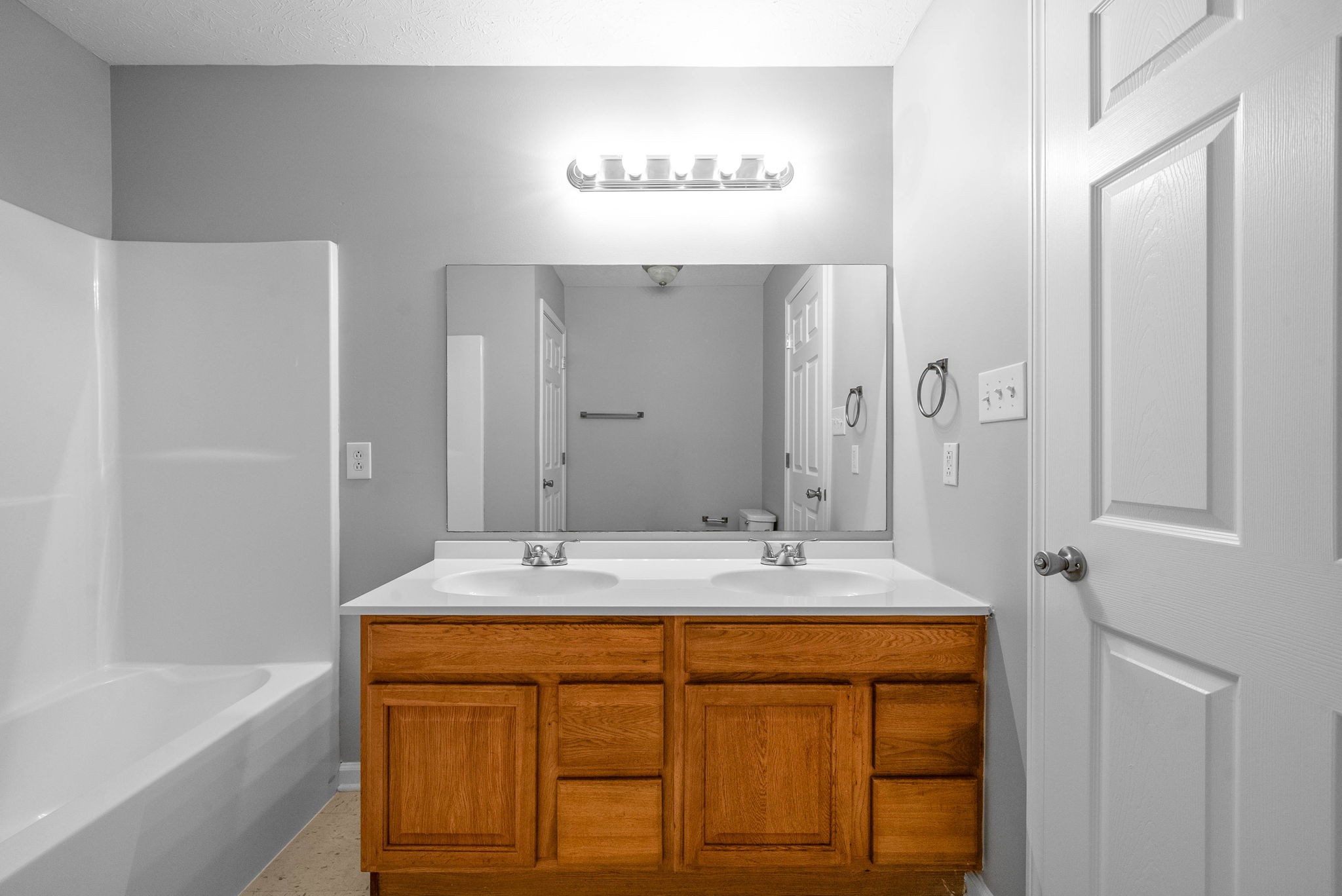 Clarksville, Tennessee 37042, United States, 2 Bedrooms Bedrooms, ,1 BathroomBathrooms,Residential,Active,11301