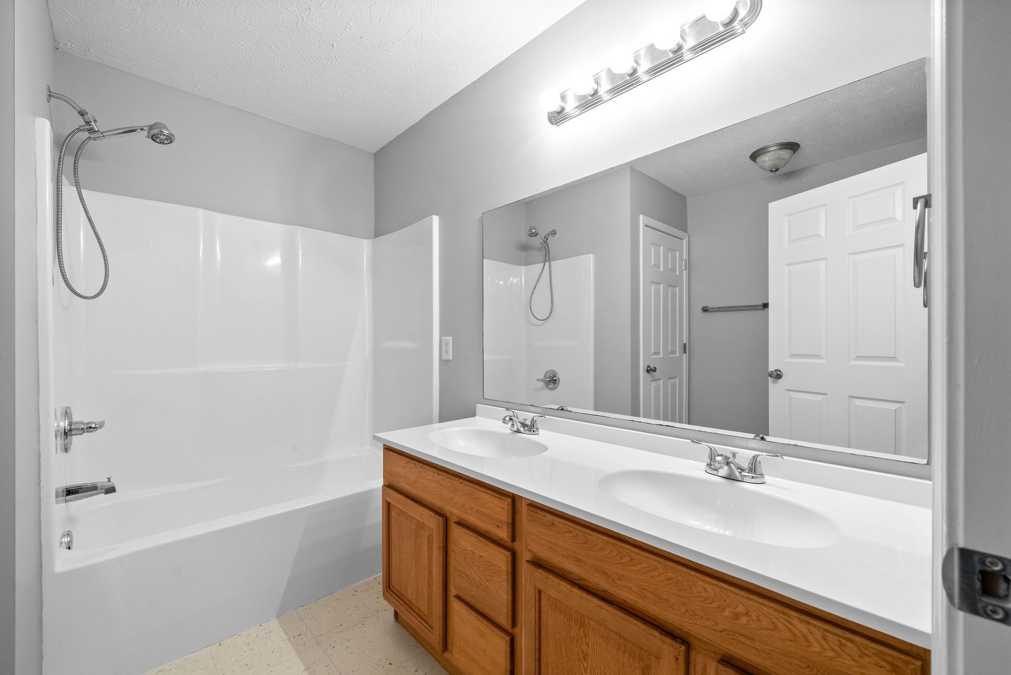 Clarksville, Tennessee 37042, United States, 2 Bedrooms Bedrooms, ,1 BathroomBathrooms,Residential,Active,11301