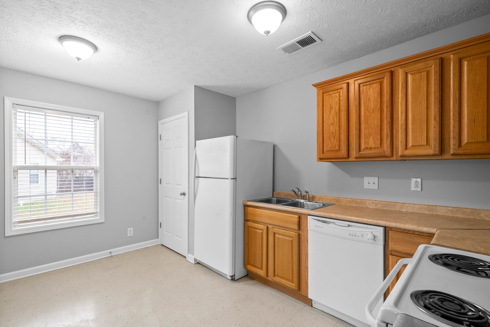 Clarksville, Tennessee 37042, United States, 2 Bedrooms Bedrooms, ,1 BathroomBathrooms,Residential,Active,11301