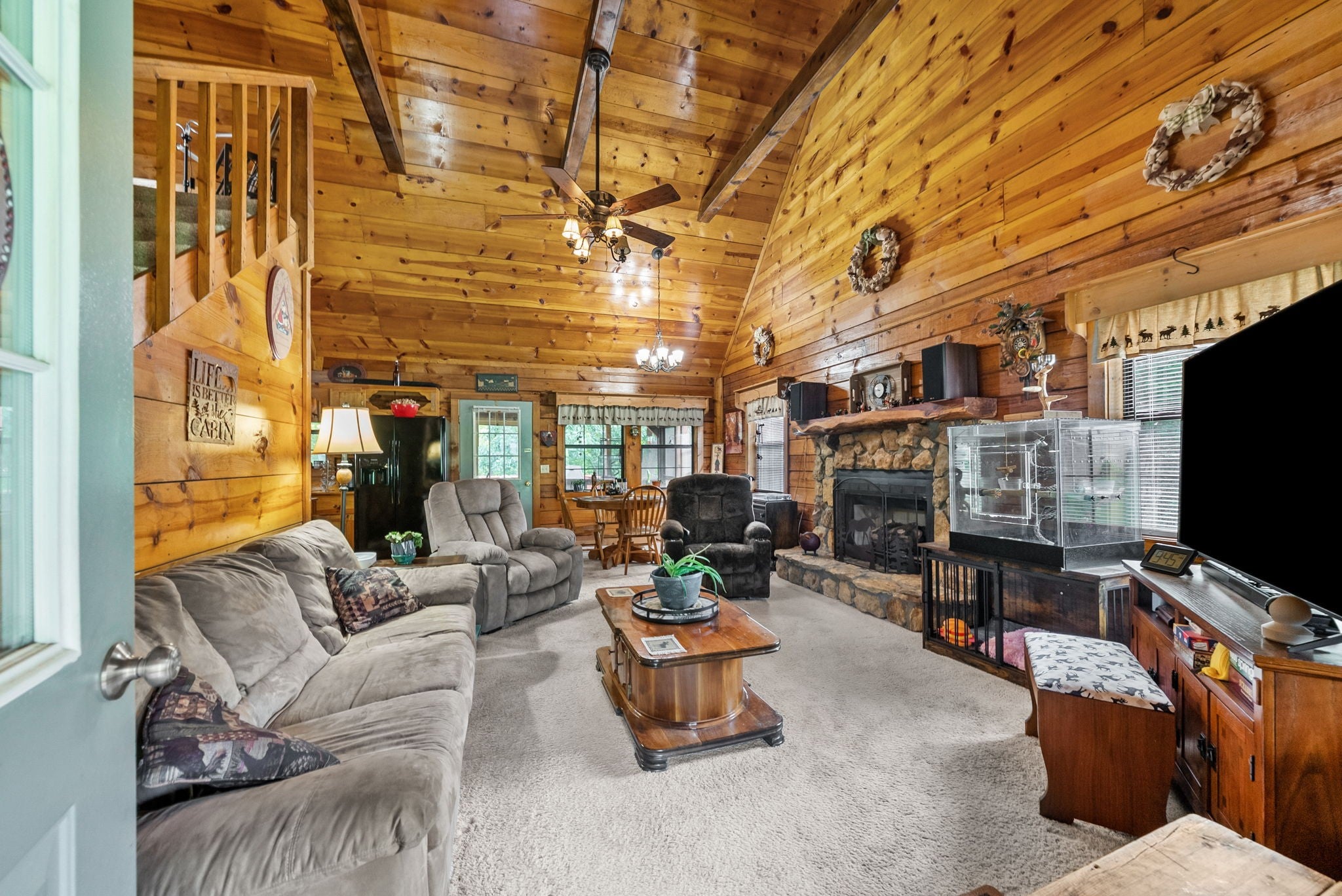 208 Lakeshore Dr