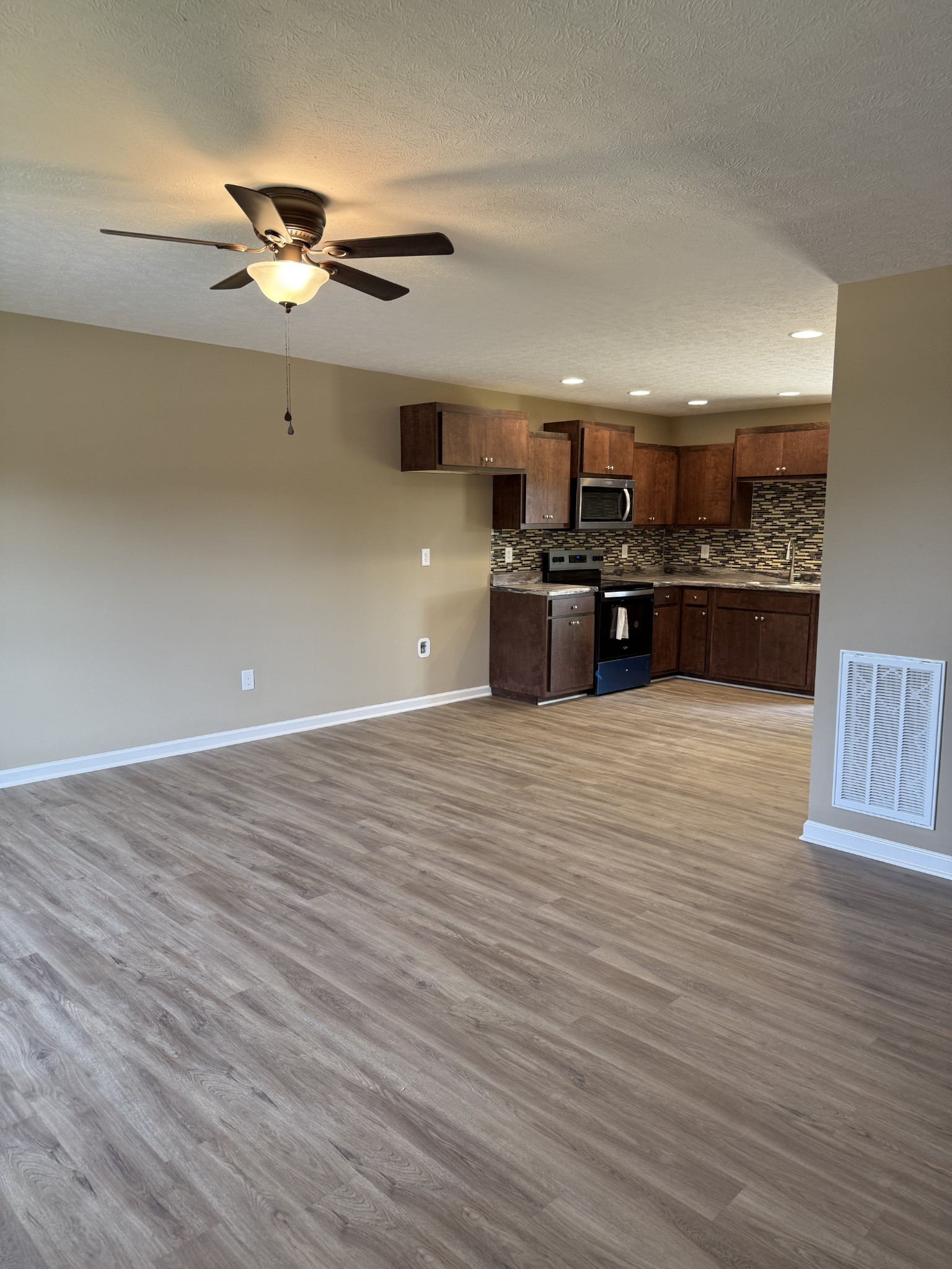 131 Hesselly Rd
