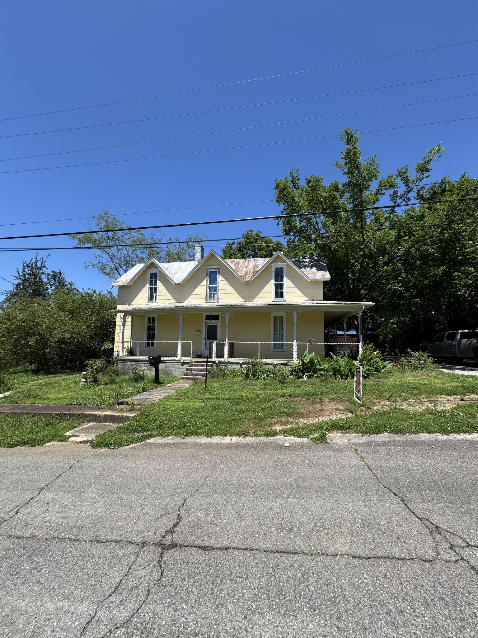 112 W Hackberry St