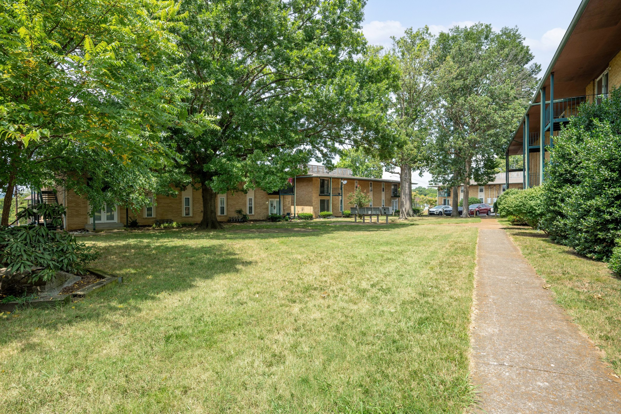 555 N DuPont Ave C49
