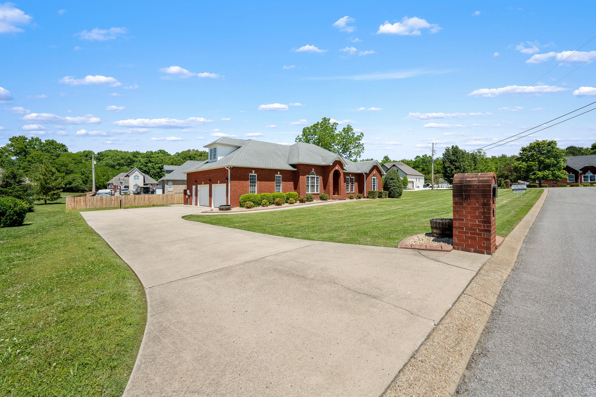 100 Canary Ln