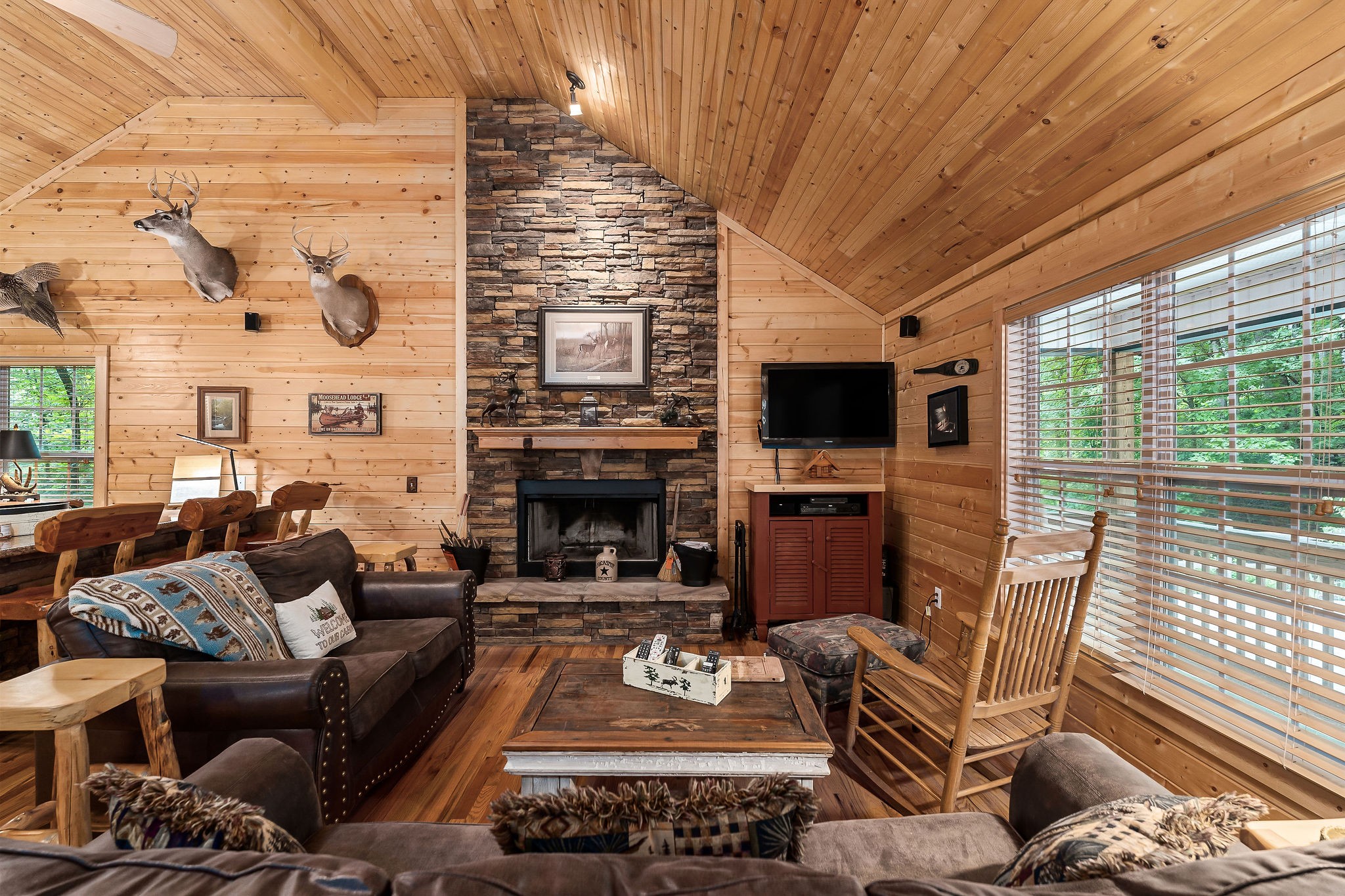 375 Lakeside Dr