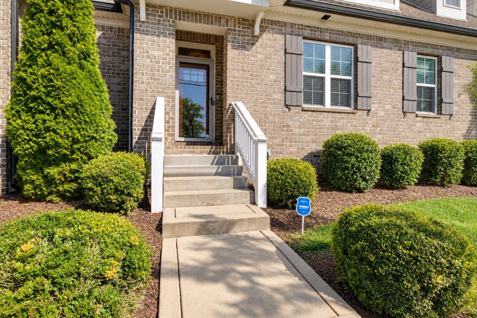 2738 Lakeland Dr