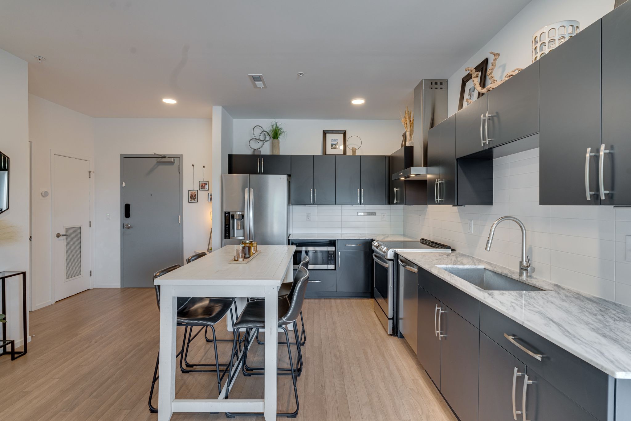 806 Olympic St 201