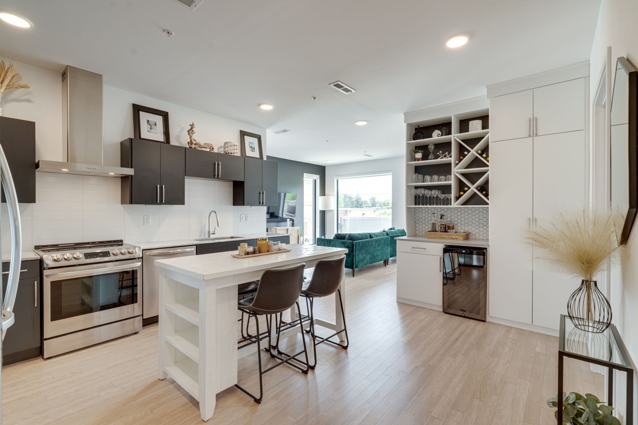 806 Olympic St 201