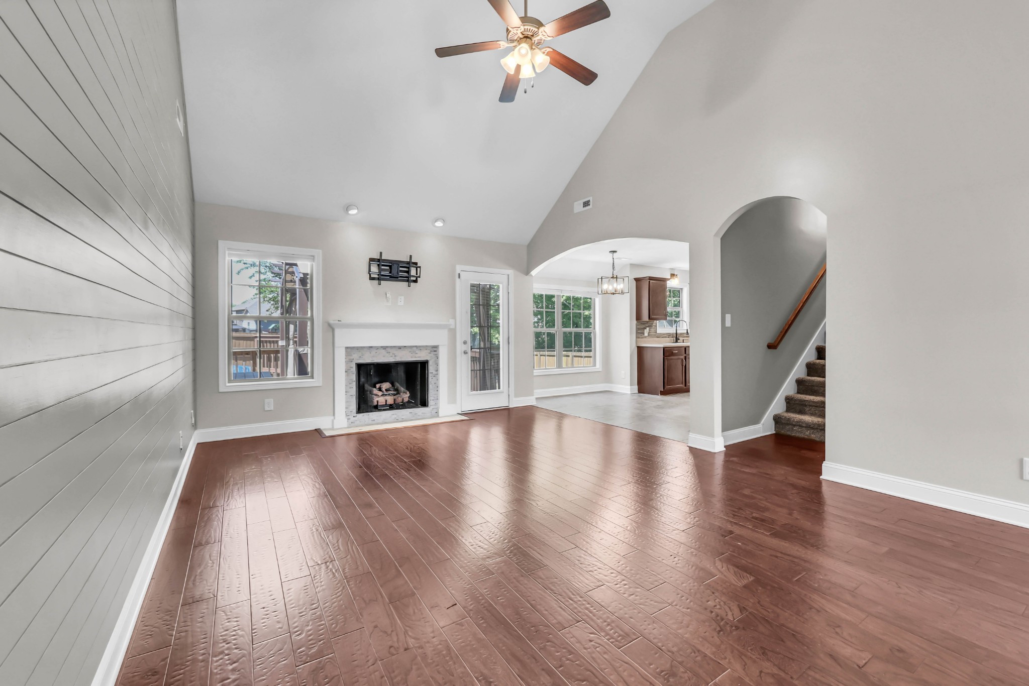 1933 Jackie Lorraine Dr