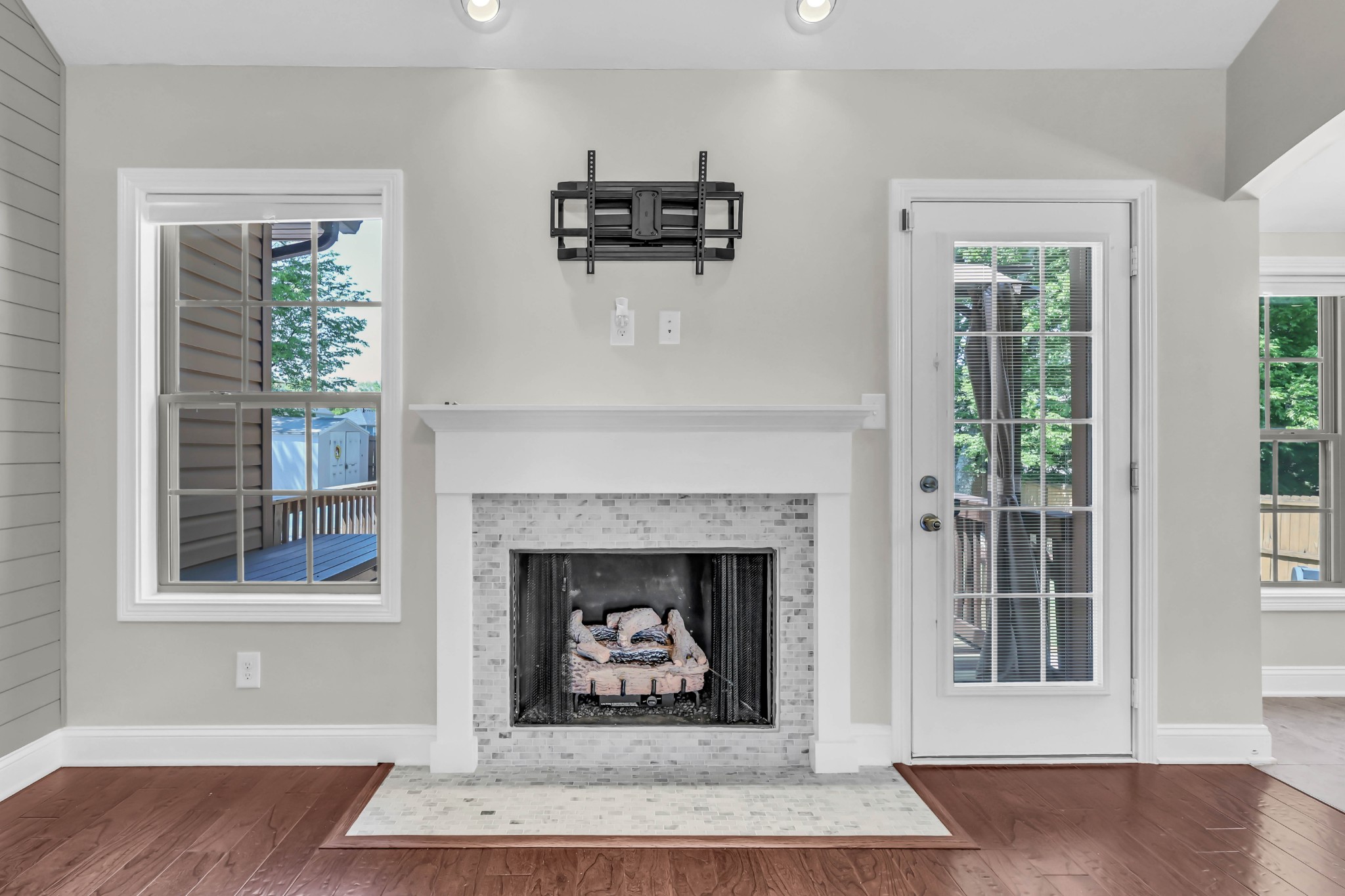 1933 Jackie Lorraine Dr