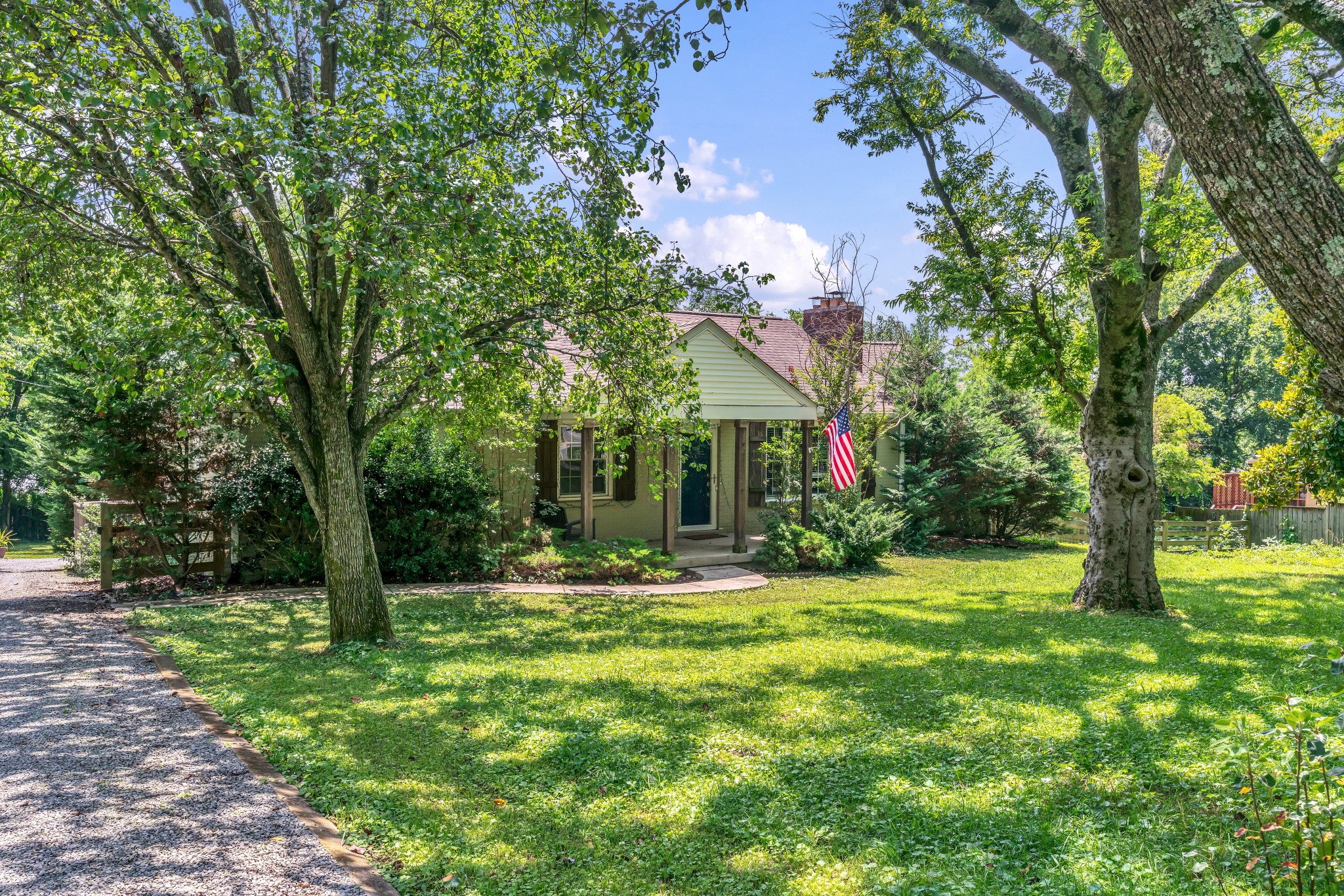 918 S Dickerson Rd