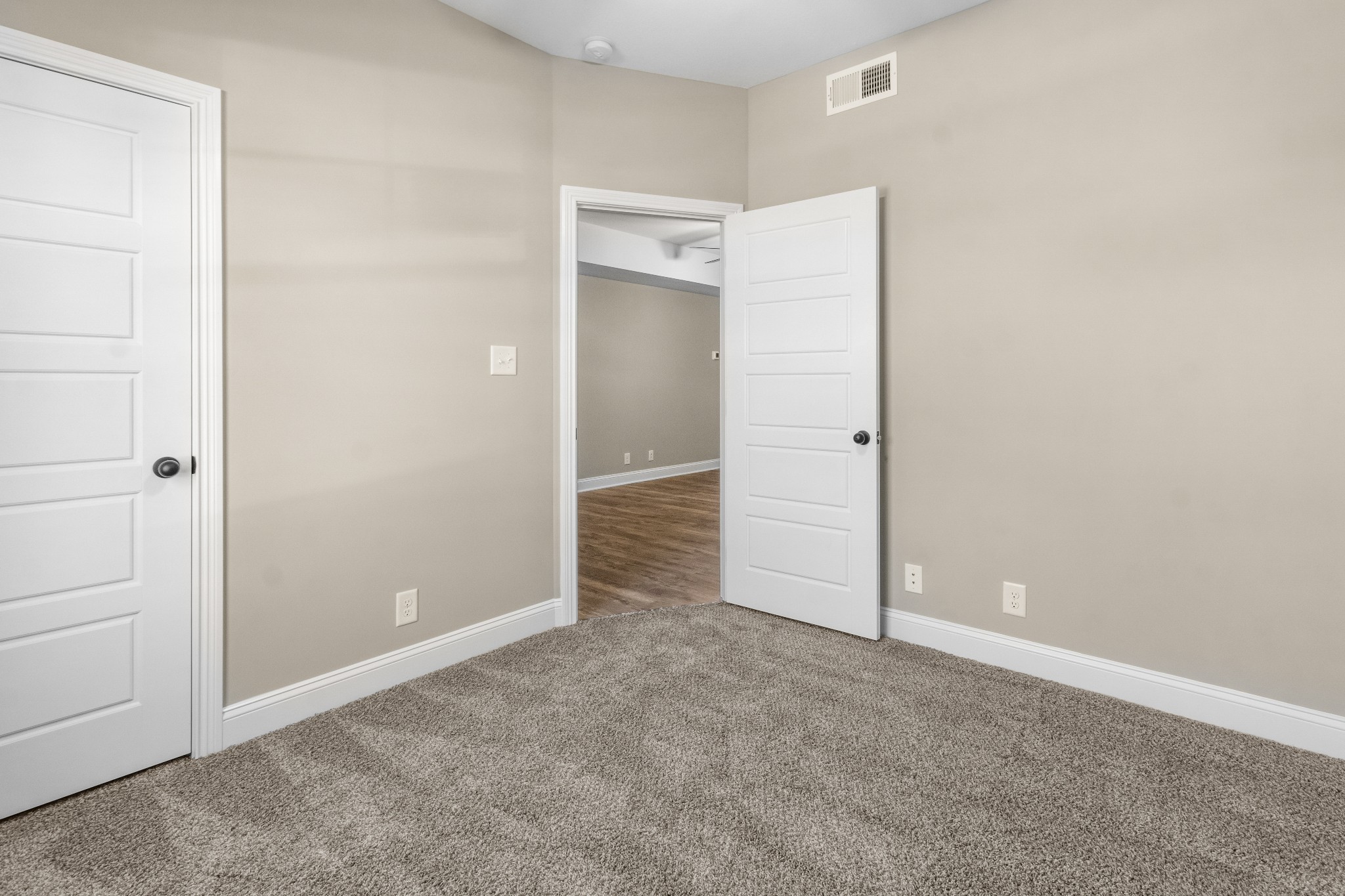 Clarksville, Tennessee 37043, United States, 4 Bedrooms Bedrooms, ,3 BathroomsBathrooms,Residential,Pending,62820