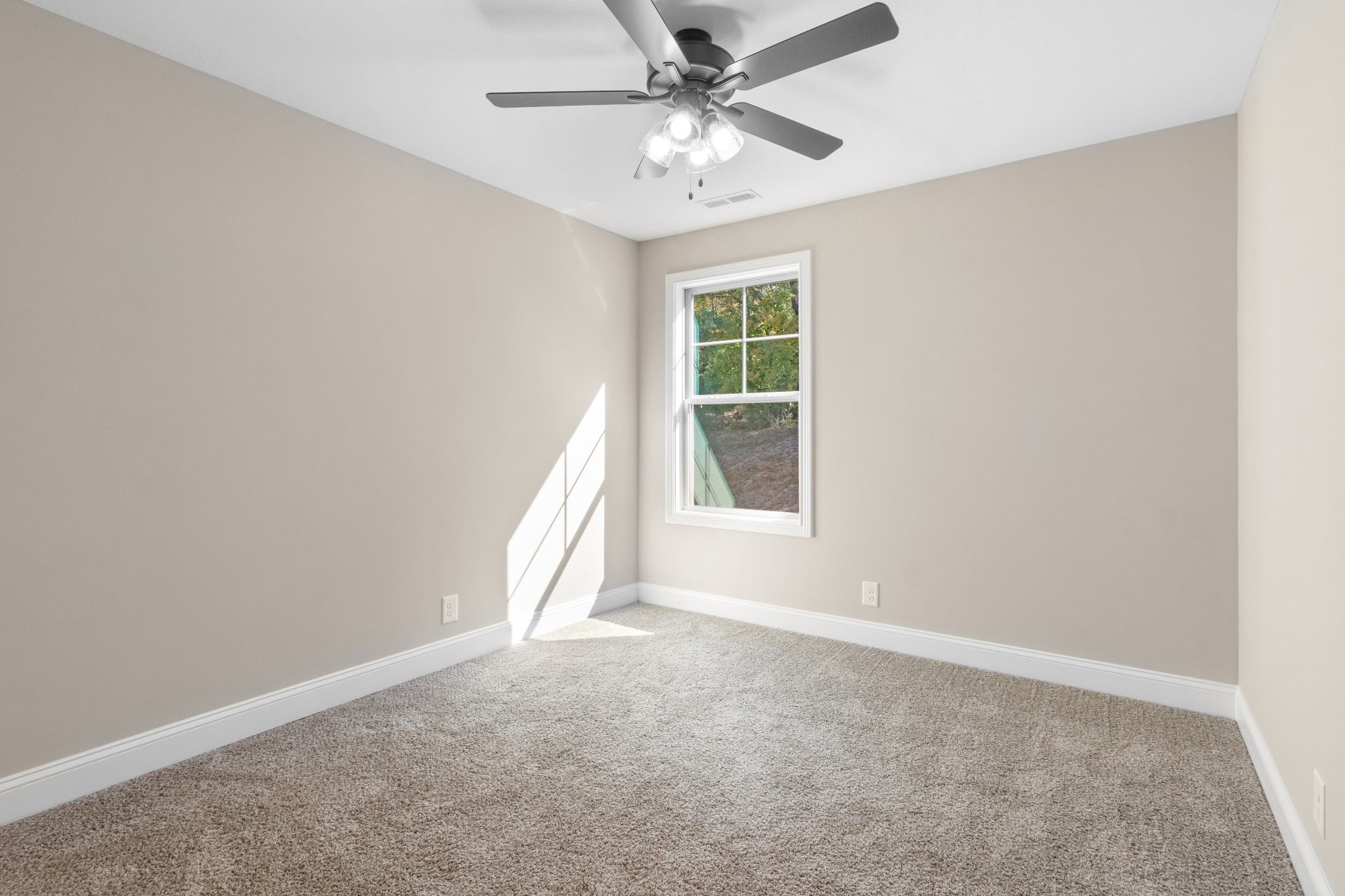 Clarksville, Tennessee 37043, United States, 4 Bedrooms Bedrooms, ,3 BathroomsBathrooms,Residential,Pending,62820