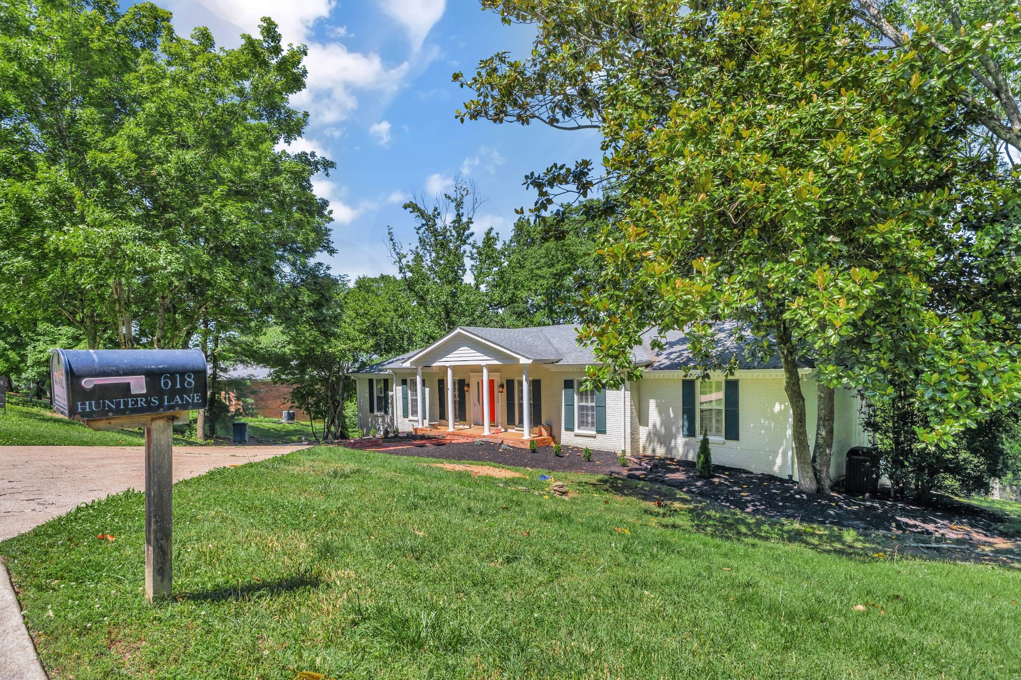 618 Hunters Ln