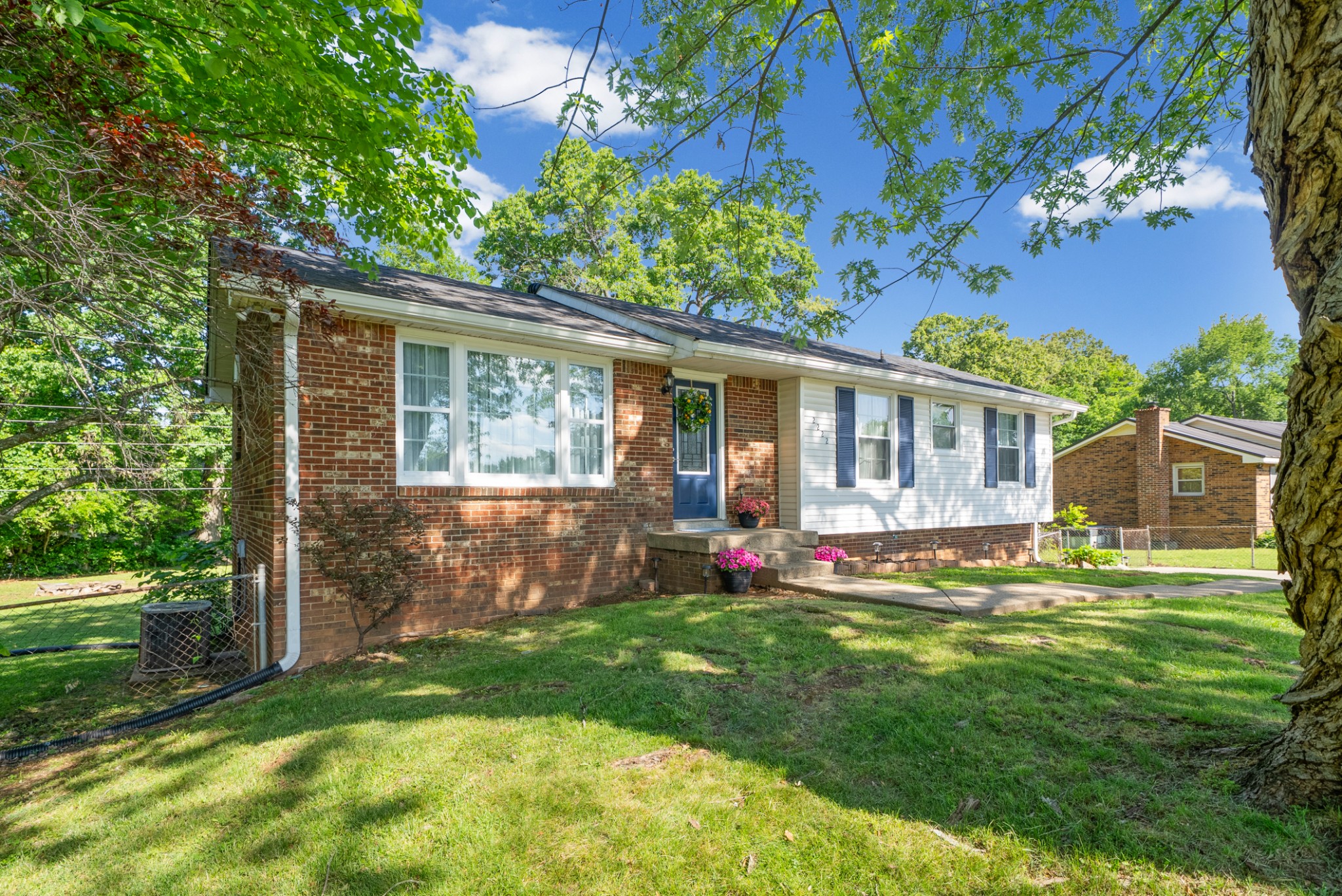 2222 Robin Dr