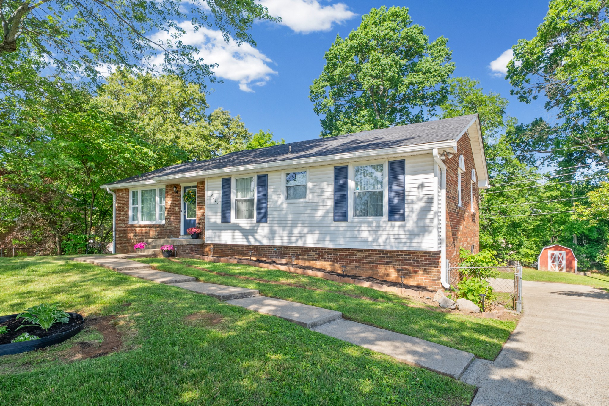 2222 Robin Dr