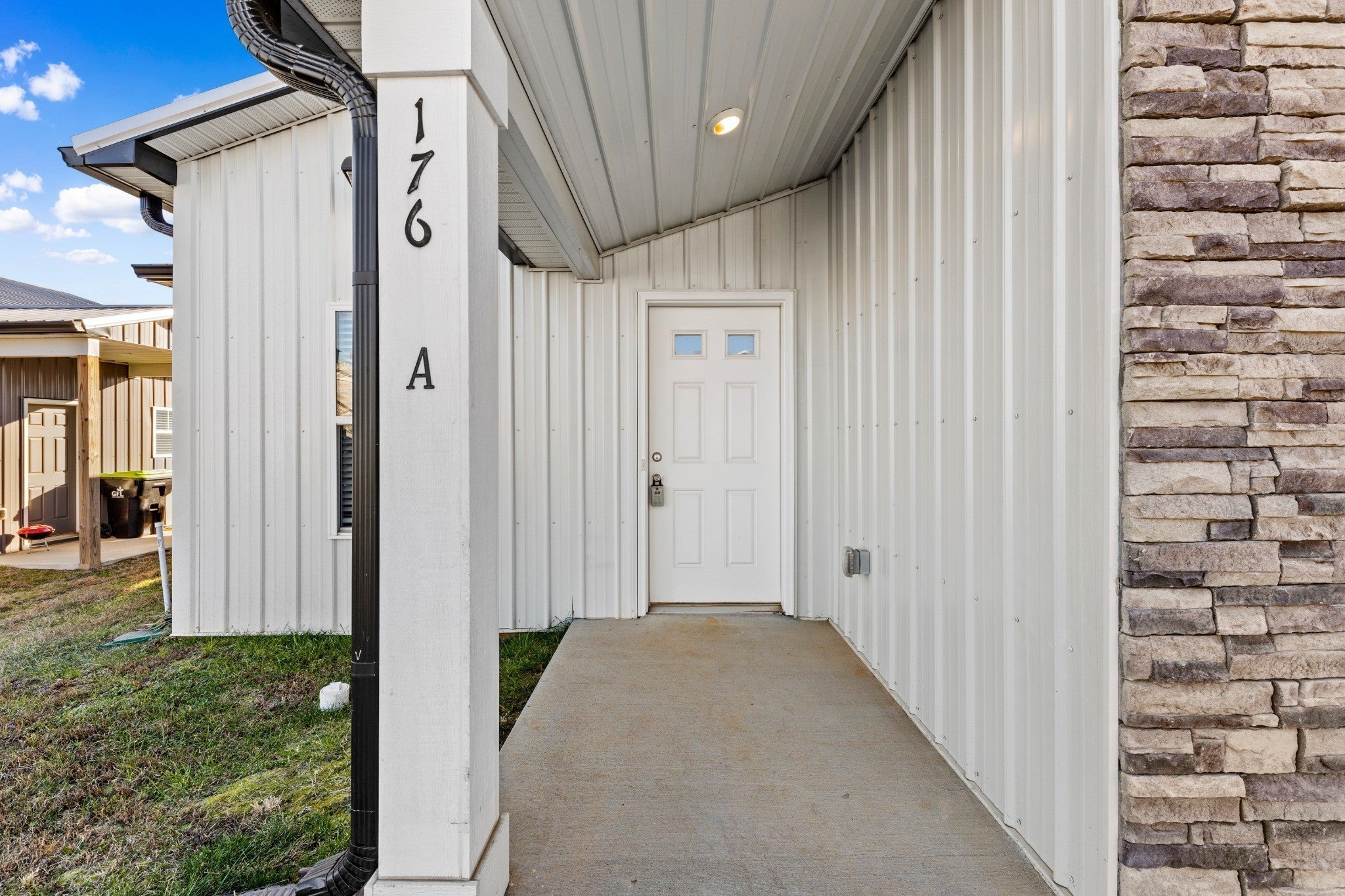 190 Bainbridge Dr B