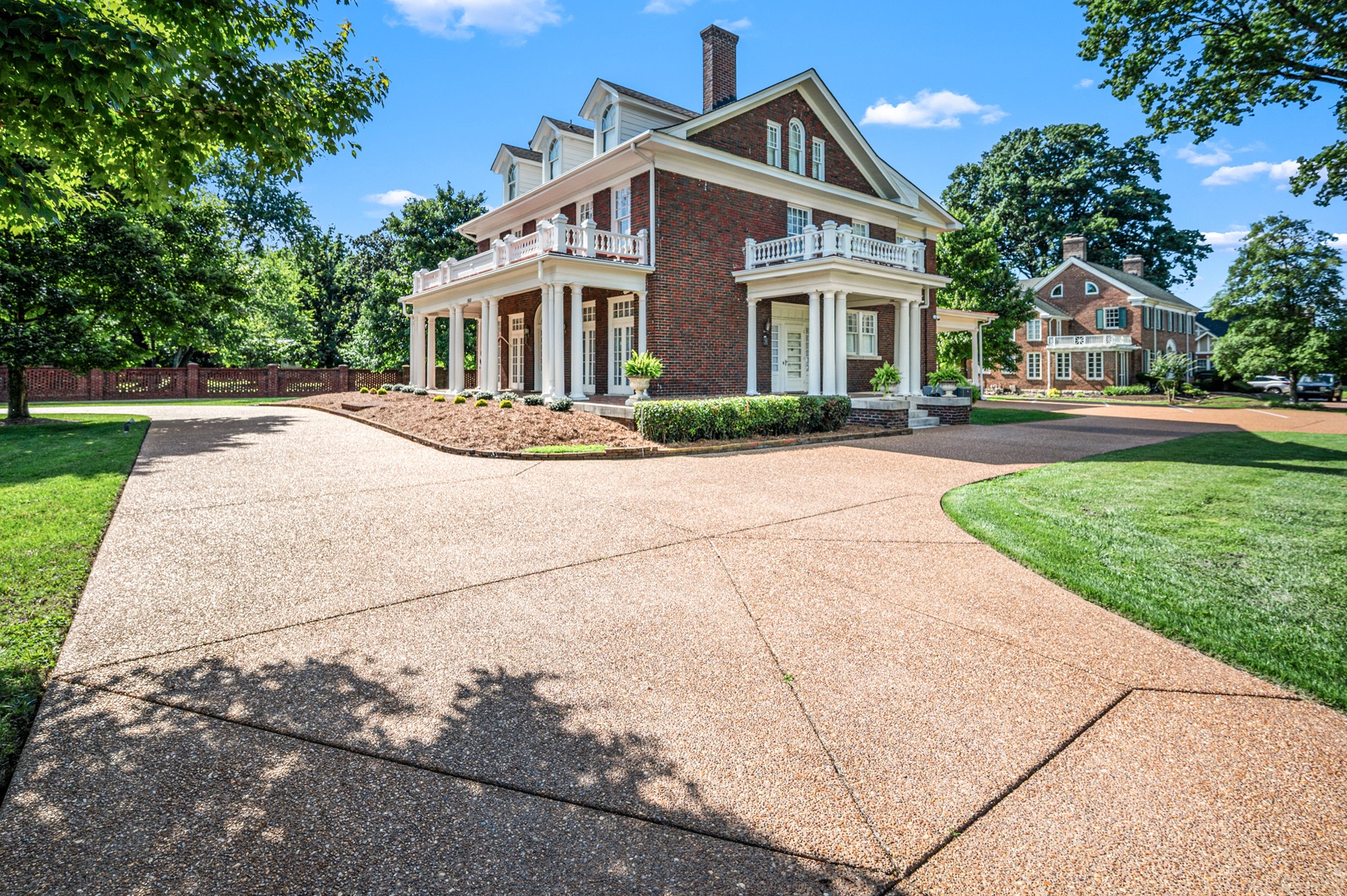 1153 E Main St